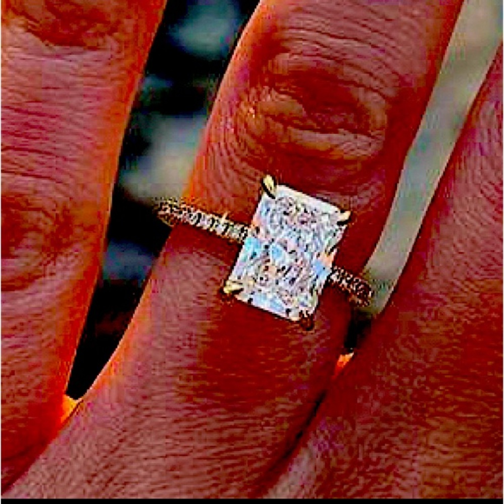 Gia Certified 1.5 Diamond VS2 Emerald + side diamonds total 2.2 Carat vvs2 l .